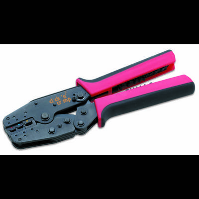 Una pinza crimpatrice con punta in metallo nero e impugnature nero-rosa, utilizzata per la crimpatura di connessioni dei cavi.