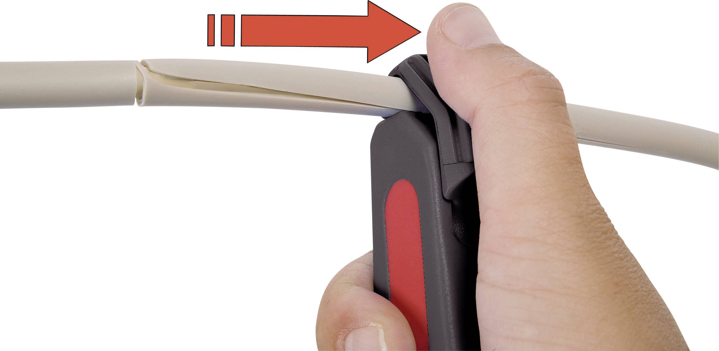 Una mano tiene un attrezzo per spellare cavi. Una freccia rossa indica la direzione per rimuovere il rivestimento esterno del cavo.