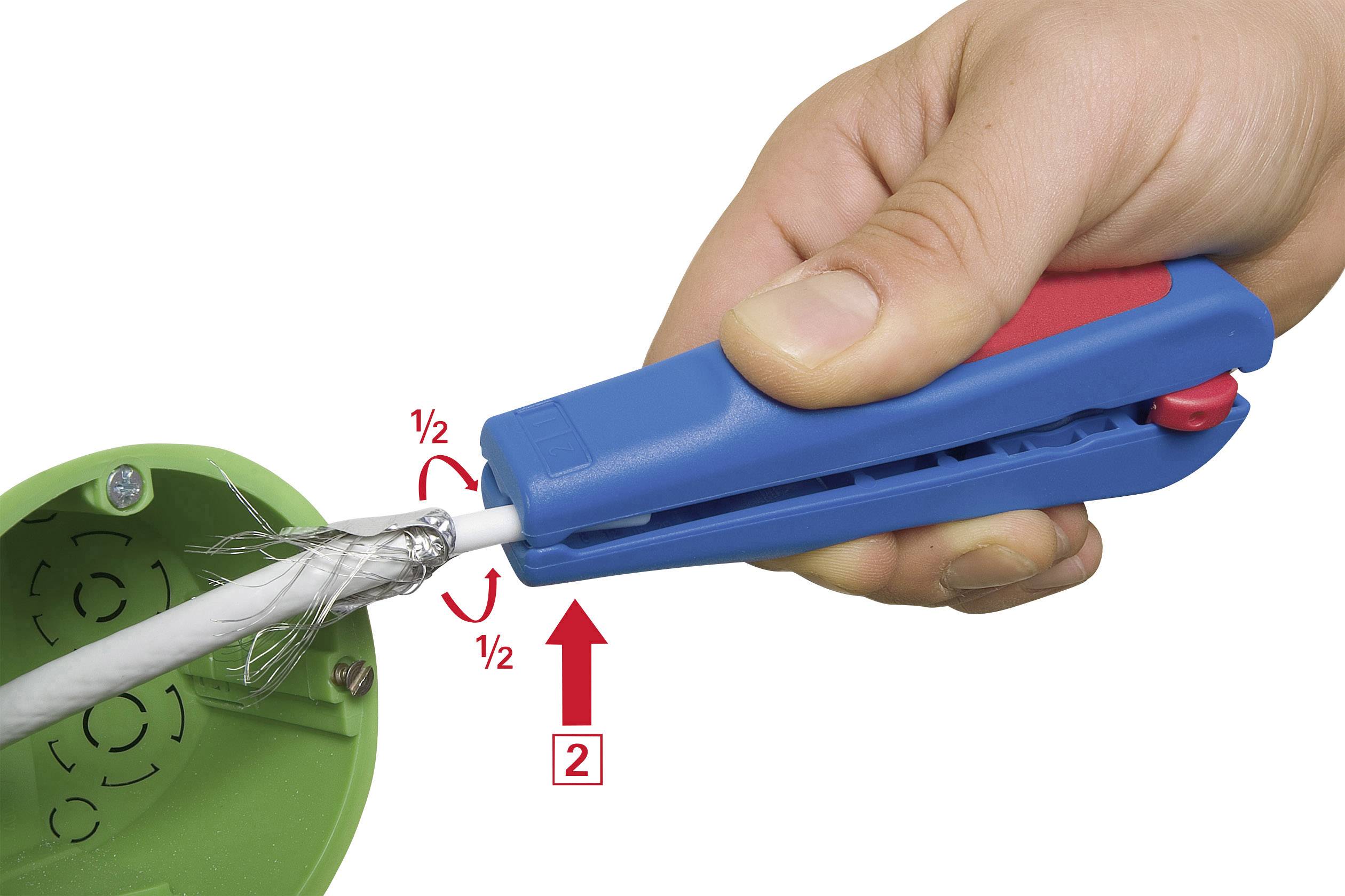 Una mano utilizza un utensile blu per spellare, rimuovendo l'isolamento di un cavo bianco all'interno di un involucro verde.