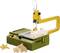 Sega da traforo elettrica con braccio giallo taglia il legno a forma di rinoceronte. Altre due figure di legno sono posizionate accanto.