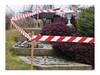 tesa Signal Absperrband, nicht klebend, rot - weiß 88 mm x 100 m, PE Folie, zur Abgrenzung von Gefahrstellen (58137-0000