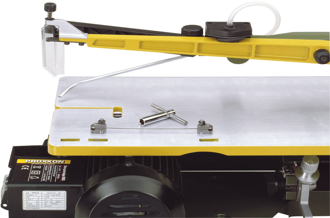 Seghetto da traforo con piastra metallica e elementi di fissaggio.