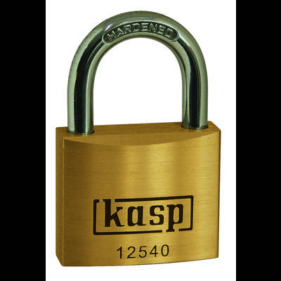 Un lucchetto in ottone con l'iscrizione 'kasp' e il numero '12540'. L'archetto è realizzato in metallo temprato.