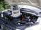 La batteria dell'auto viene caricata con un dispositivo di avviamento portatile nel vano motore.