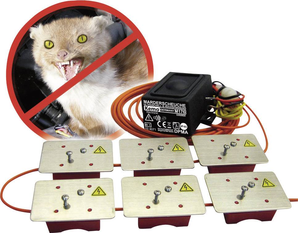 'Dispositivo elettronico anti-roditori: Sei piastre metalliche con cavi, che recano avvertenze e simboli, prevengono i morsi degli animali nelle auto.'