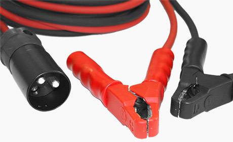 Cavi per batteria di avviamento rossi e neri con morsetti e spinotti, utilizzati per il collegamento di batterie di auto, su sfondo grigio.