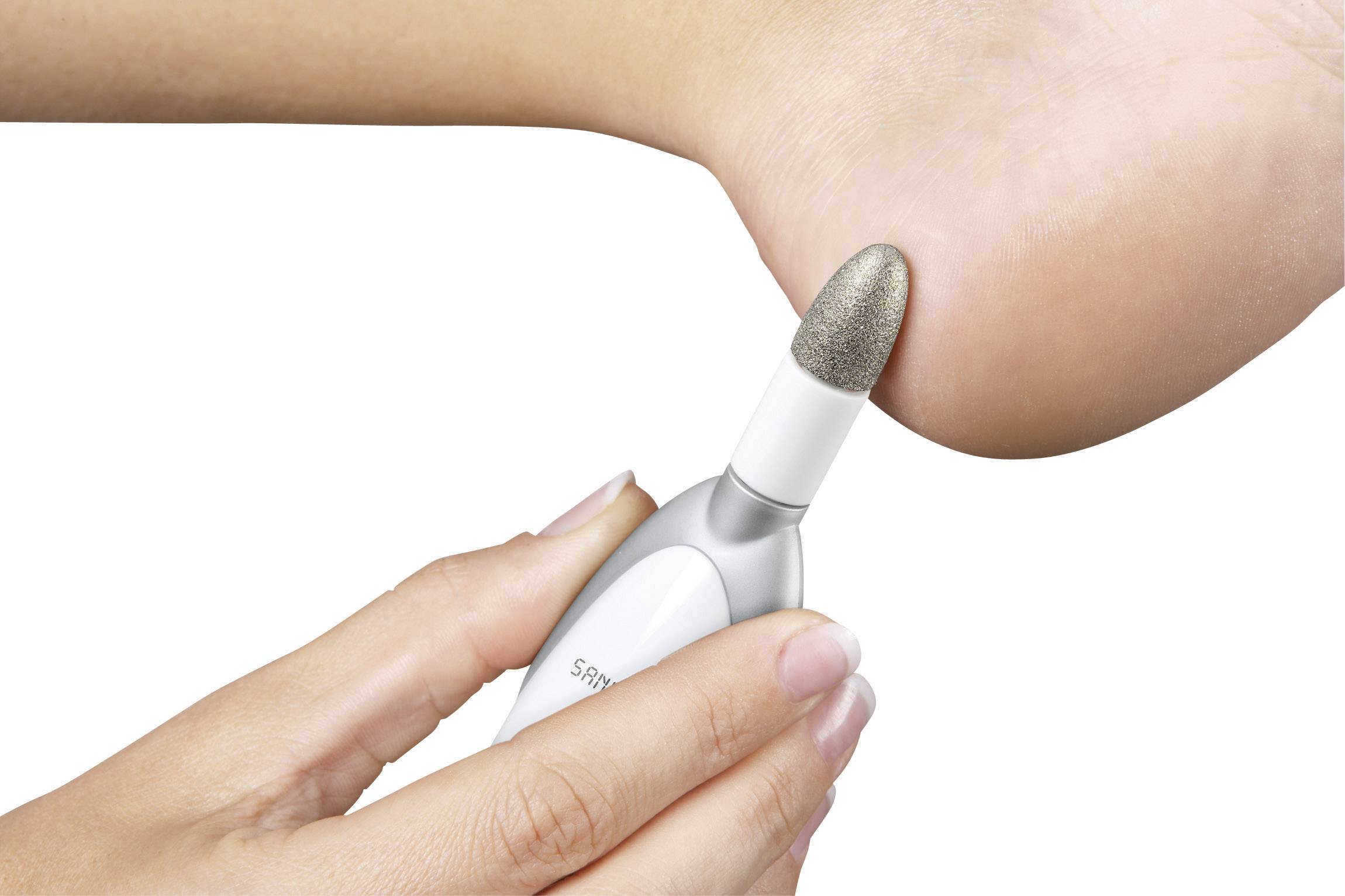 Una persona utilizza un dispositivo elettrico per rimuovere il callo dal tallone. Lo strumento ha una superficie metallica abrasiva e impugnature lisce ed ergonomiche.