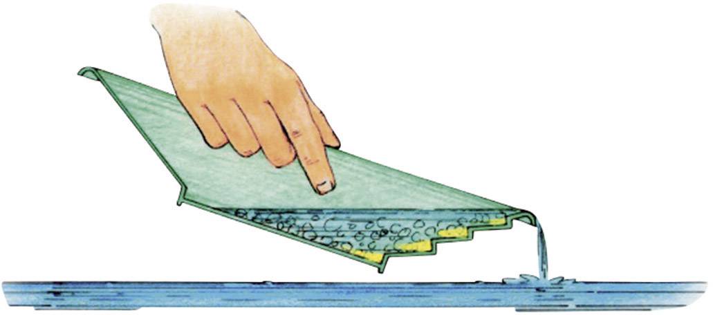 Una mano inclina un recipiente quadrato, facendo scorrere l'acqua in un contenitore sottostante.