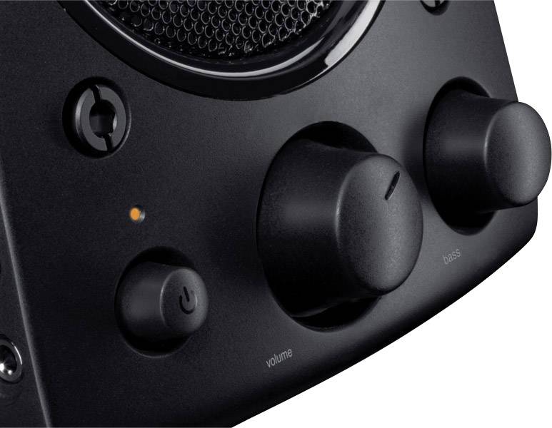 Primo piano dei comandi di un altoparlante: controllo del volume, regolazione dei bassi e interruttore di accensione/spegnimento con indicatore LED arancione.