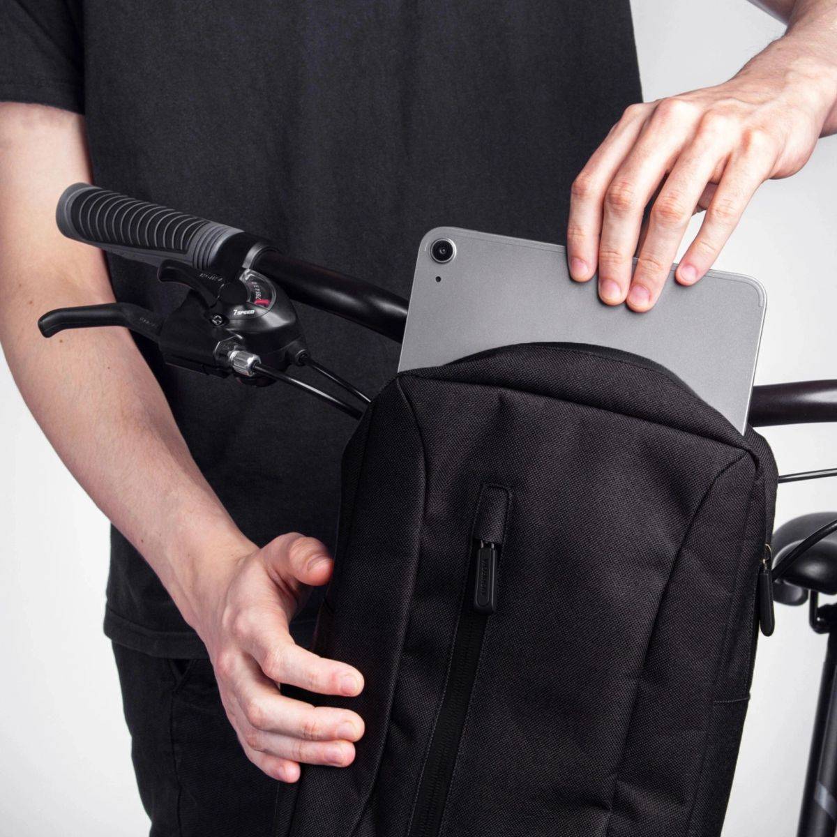 Borsa da bicicletta per manubrio in nero: impermeabile e resistente-2
