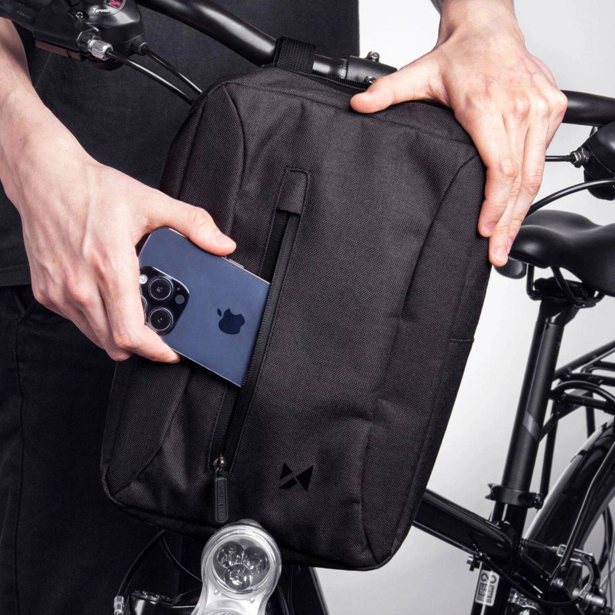 Borsa da bicicletta per manubrio in nero: impermeabile e resistente-3