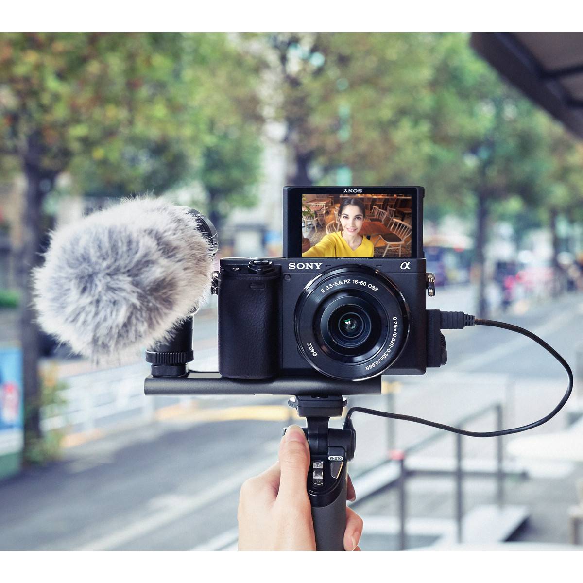 Sony α Alpha 6400 con obiettivo 16-50mm, mirrorless APS-C con Real-Time Eye AF-5