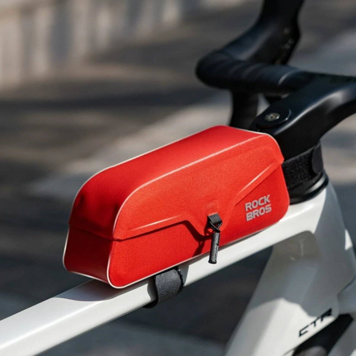 Borsa impermeabile da telaio per bicicletta Rockbros da 0,9 l con chiusura magnetica, rossa-1