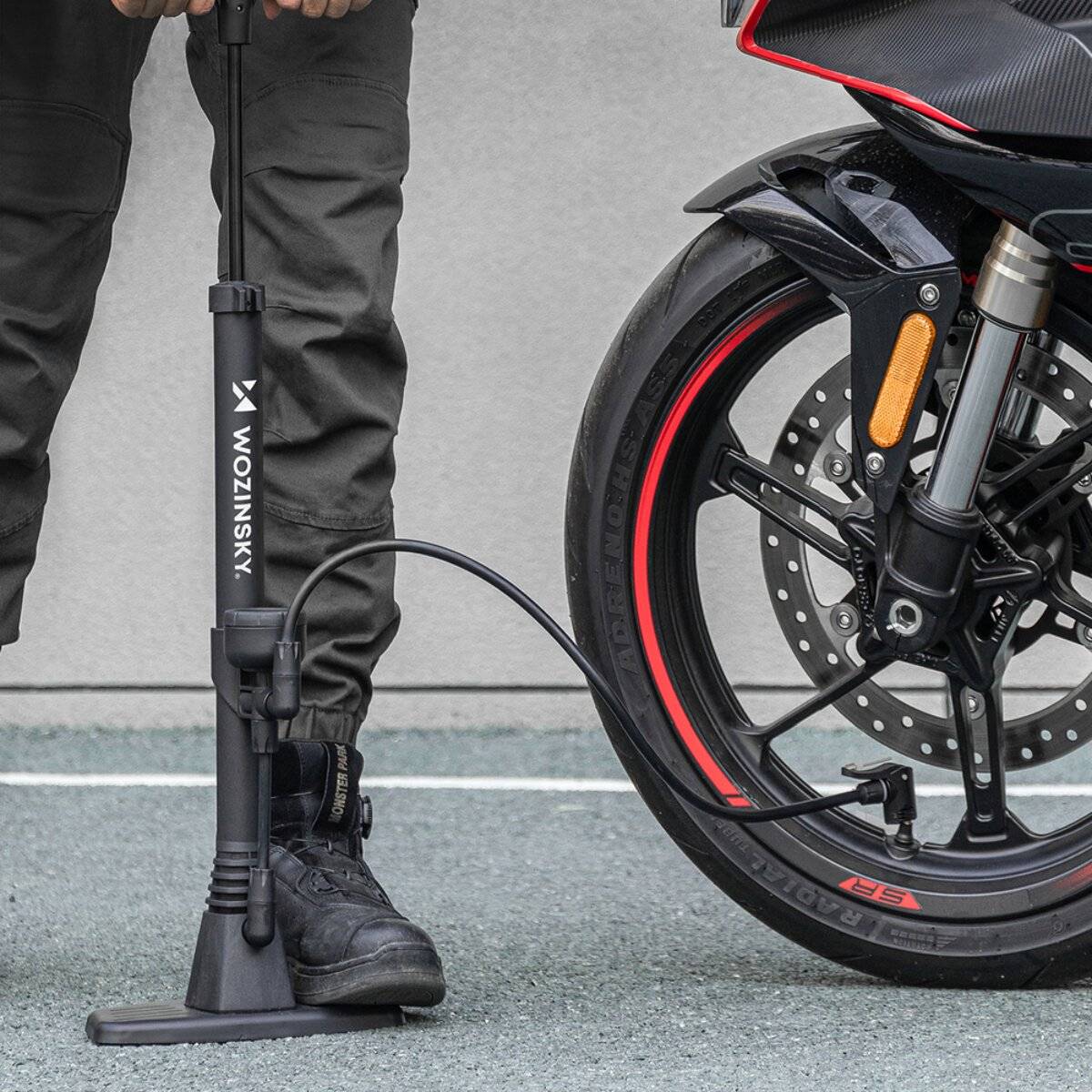 Pompa da pavimento Wozinsky WPR-02 Pompa per bicicletta 11 bar 160 psi Manometro Presta Schrader Set di accessori Nero-4