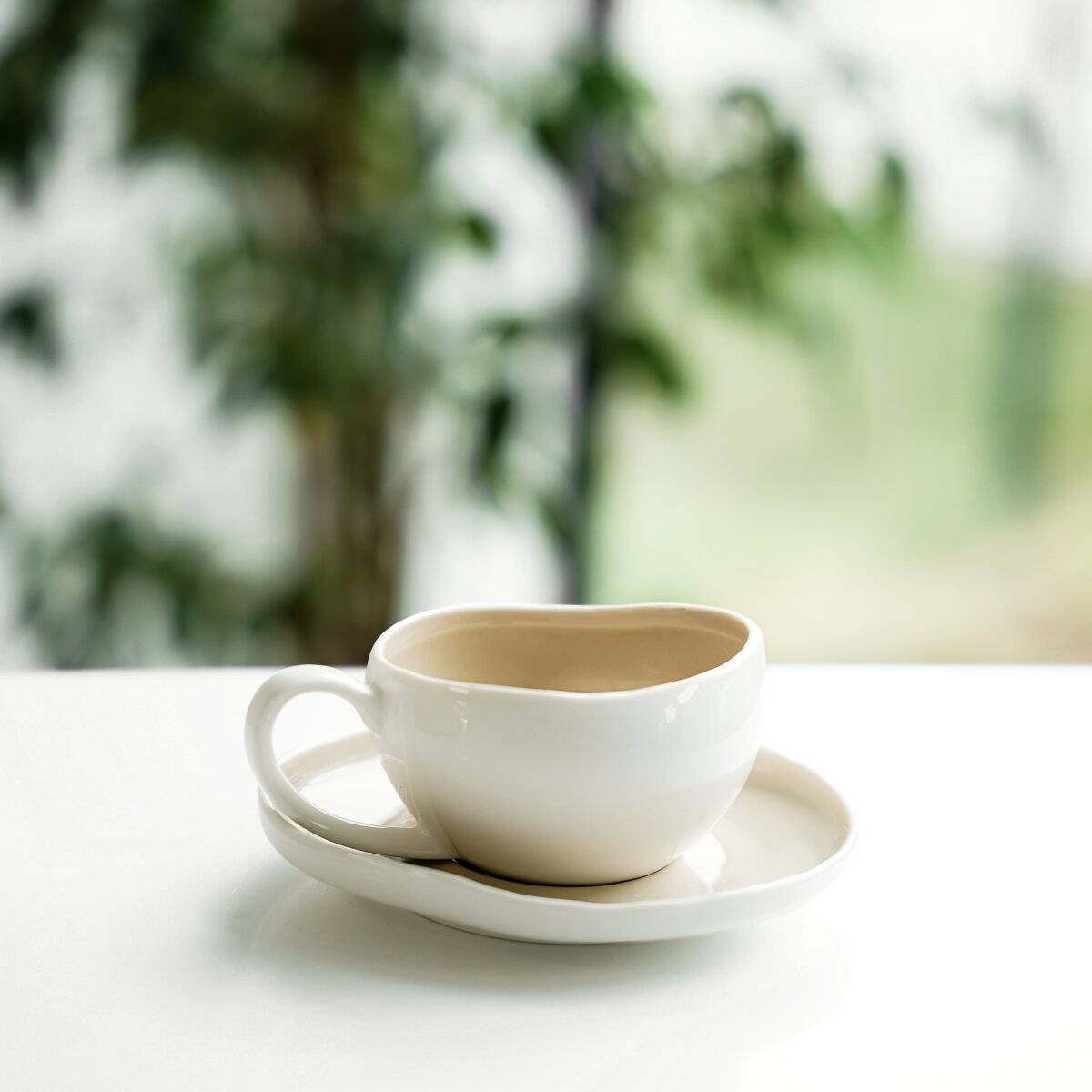 Set di 12 tazzine da caffè moka Wave Cream con piattini, nei colori bianco e beige.-2