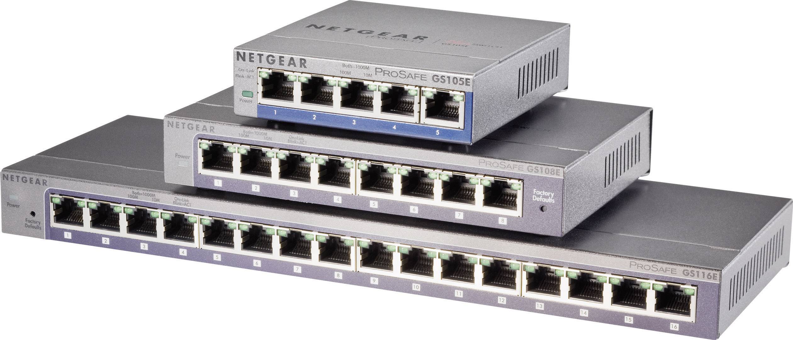 'Tre switch di rete NETGEAR, impilati in ordine decrescente di dimensioni. Ognuno ha più porte Ethernet per la connessione di rete.'