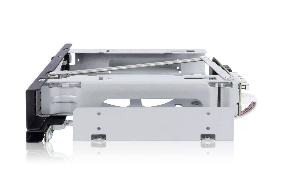 ICY DOCK telaio rimovibile 6xU.2/U.3 SSD f.5.25'', con SlimSAS SFF-8654 8i-1