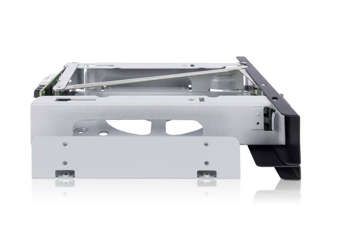 ICY DOCK telaio rimovibile 6xU.2/U.3 SSD f.5.25'', con SlimSAS SFF-8654 8i-3