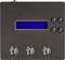Pannello di controllo nero con schermo blu, tre porte USB e spie luminose. Due pulsanti di controllo in alto a destra.