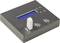 Un dispositivo nero con un piccolo schermo, cinque tasti e tre porte USB. Una chiavetta USB è inserita nella porta centrale.