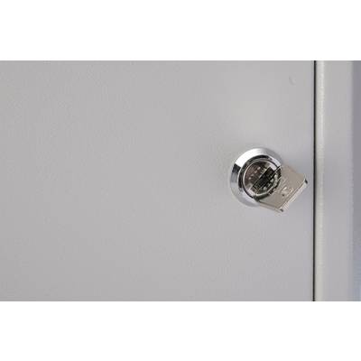Un lucchetto argentato su una porta grigia, leggermente ruotato verso destra, senza chiave visibile.
