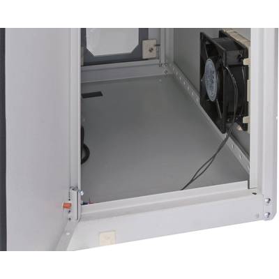 Un armadio elettrico aperto con un'unità di ventilazione sul lato. Nessun componente elettronico visibile all'interno.