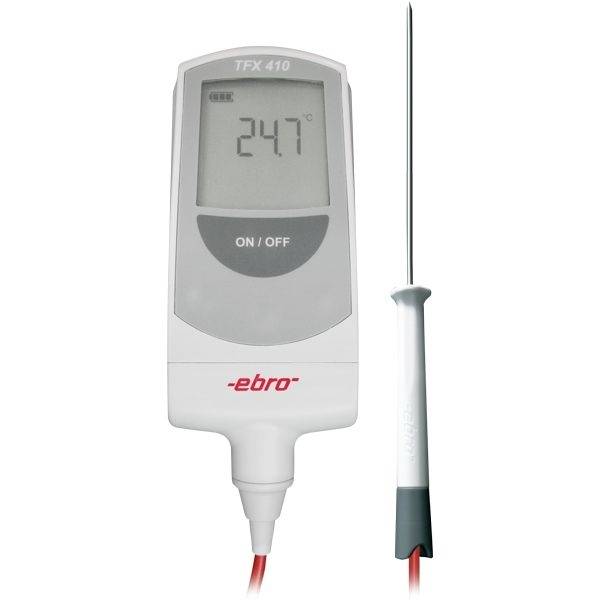 Digitale thermometer met een lange, smalle sonde, toont 24,7 graden Celsius. Markering 'TFX 410' en 'ebro' zichtbaar.