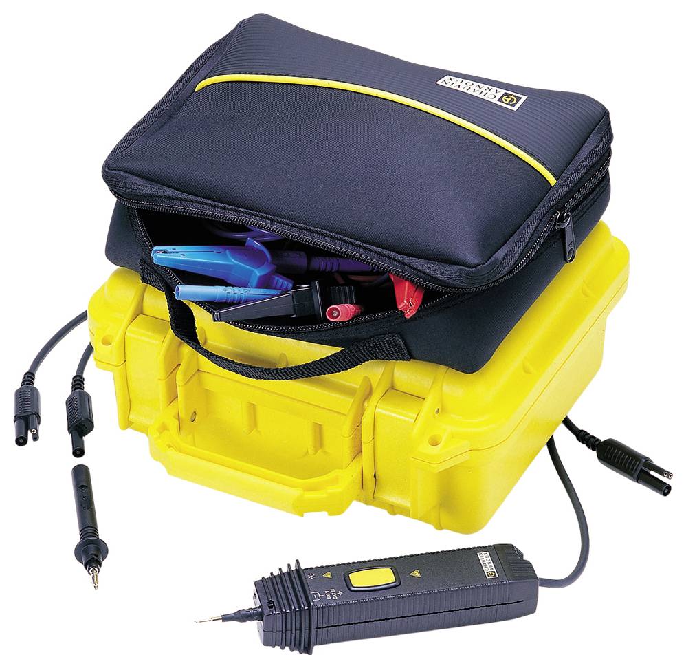 Geel draagbaar etui met een geopende zwarte tas die blauwe en rode klemmen toont. Ernaast een diagnoserapparaat met aangesloten kabels.