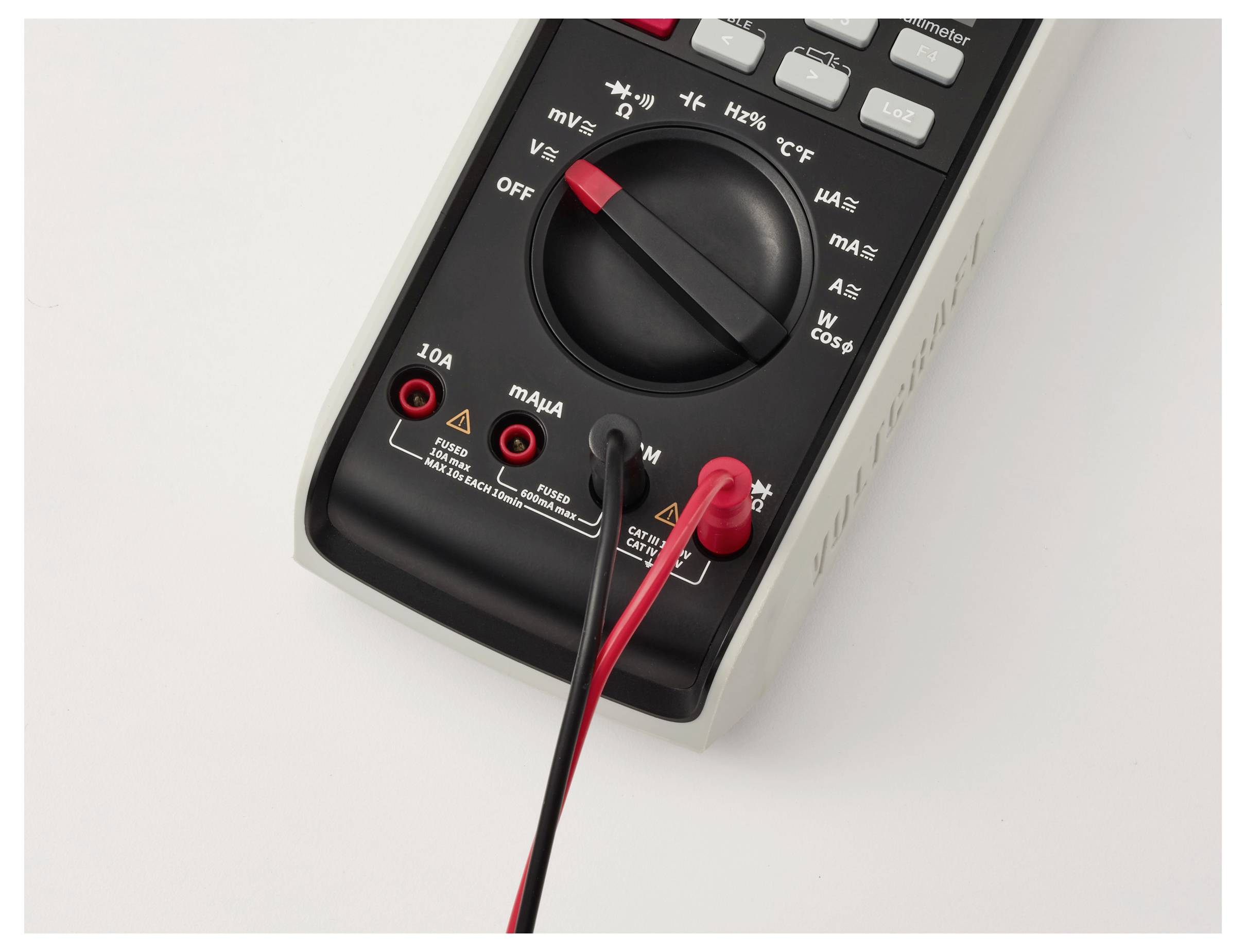 Een digitale multimeter met rode en zwarte testkabels is ingesteld om stroom te meten, waarbij duidelijk verschillende meetpoorten zijn gelabeld als '10A', 'mA' en 'COM'.