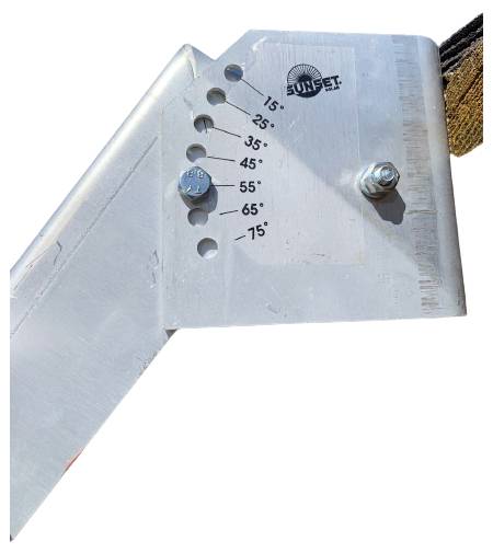 Metalen hoekmeter met een schaal van 15° tot 75°, toont verschillende hoekgraden aan.