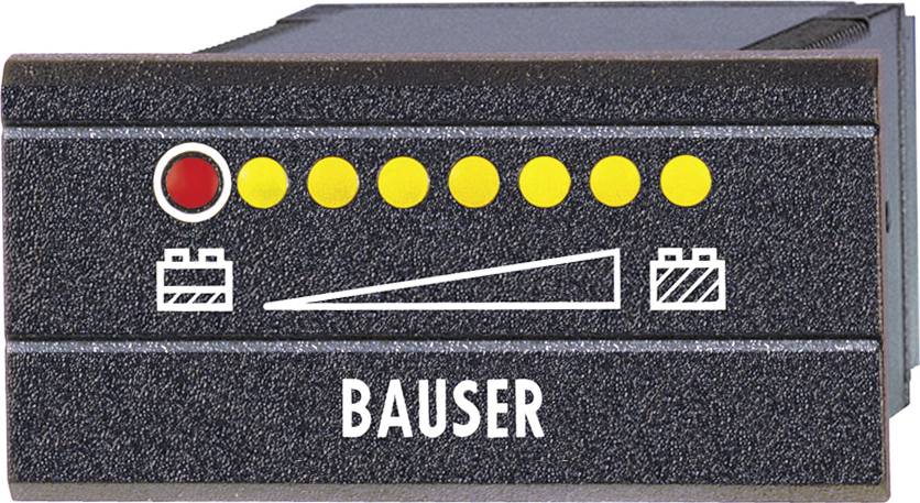 Een batterijmeetapparaat met het opschrift 'BAUSER', geeft een laadstatus aan met een rij gele lichten en één rood licht.