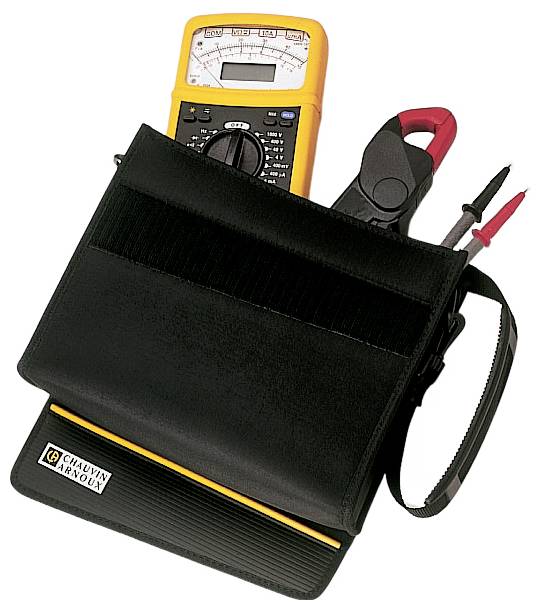 Een digitaal multimeter in een zwarte tas, zichtbaar met een gele behuizing en krokodillenklemmen, gebruikt voor elektrische metingen.