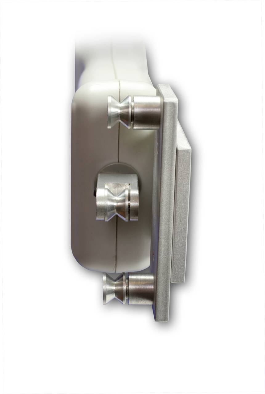 Close-upfoto van een metalen medisch apparaat met schroefbevestigingen, waarschijnlijk deel van een bevestigingsmechanisme.