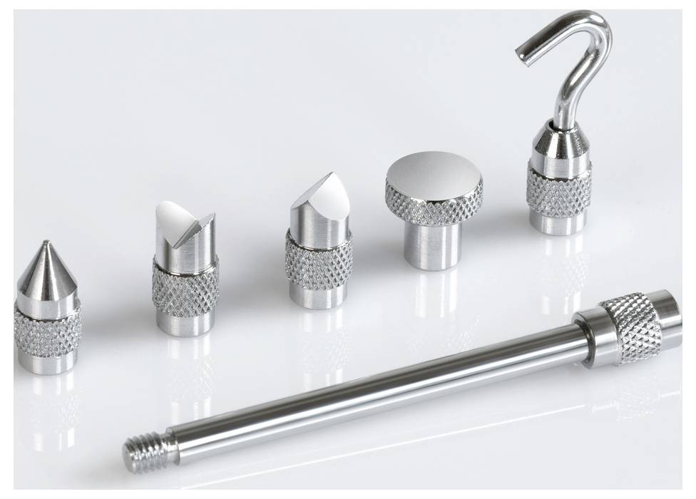 Verschillende metalen spuitmonddelen en een verlengstuk, mogelijk voor een spuitpistool of vergelijkbare toepassingen.