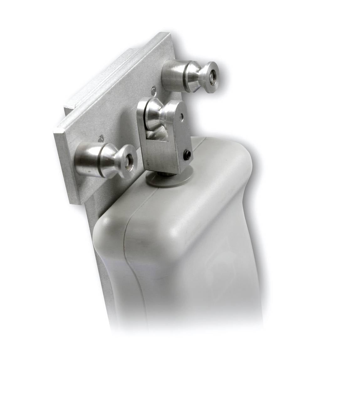 Een zilveren metalen bevestiging die is aangebracht op een witte rechthoekige doos, waarschijnlijk bedoeld voor industriële of technische toepassingen.