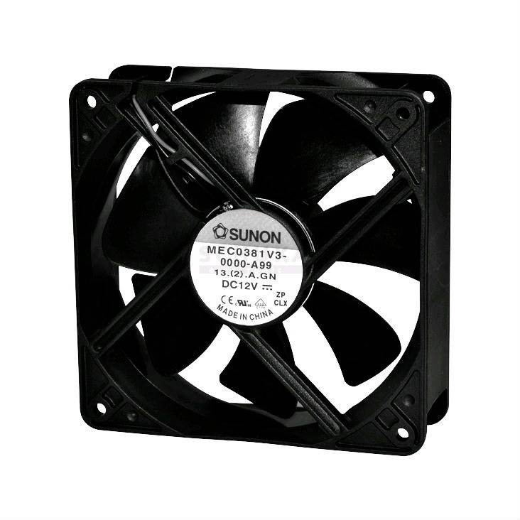 Een zwarte computerventilator met een sticker in het midden waarop technische specificaties staan, waaronder 'SUNON', 'DC12V' en 'Made in China'.