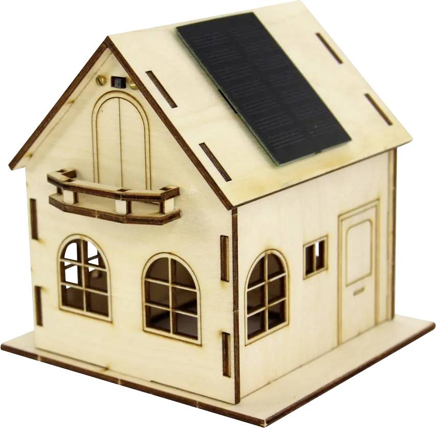 Klein houten modelhuisje met gewelfde ramen, balkon en een zwart zonnepaneel op het dak, afgebeeld tegen een witte achtergrond.