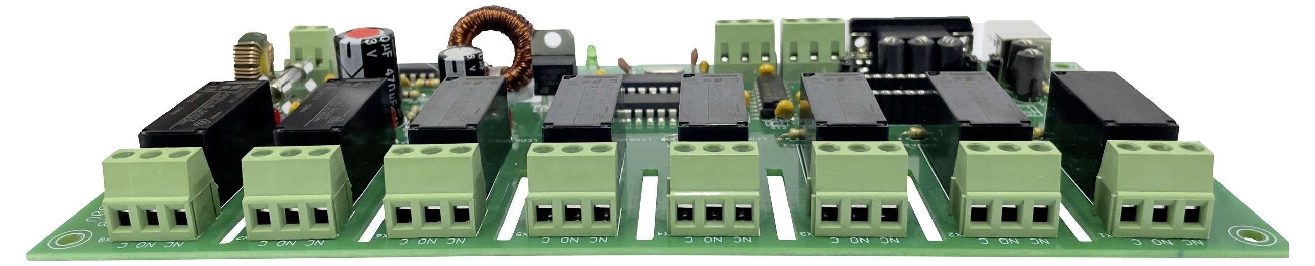 Elektronische printplaat met meerdere groene aansluitklemmen en zwarte relais, geschikt voor industriële besturingssystemen.