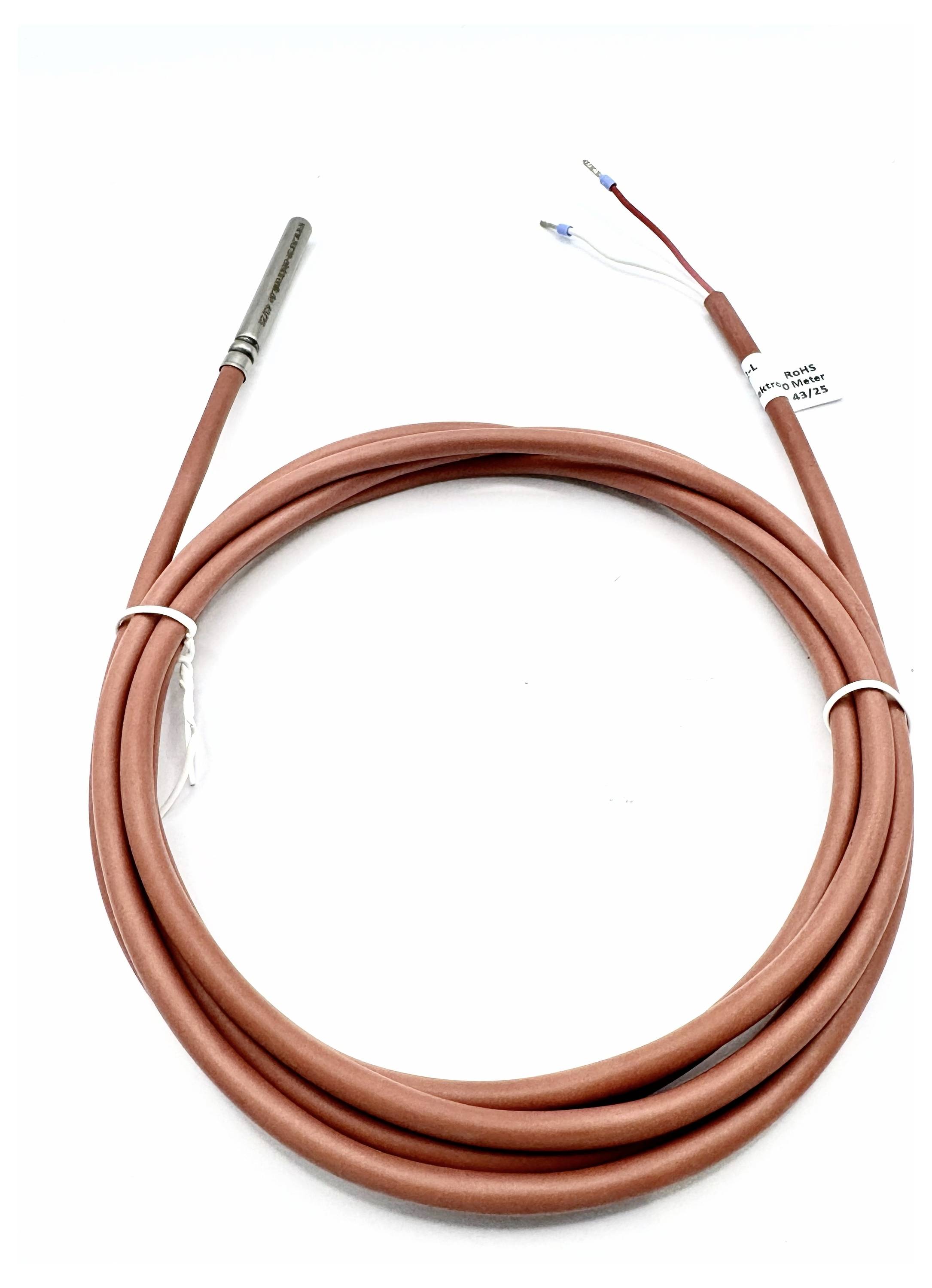 Een gekronkelde, bruine temperatuursensorkabel met een metalen sonde, twee blootgestelde draden aan het uiteinde, en een label dat aan de kabel is bevestigd.
