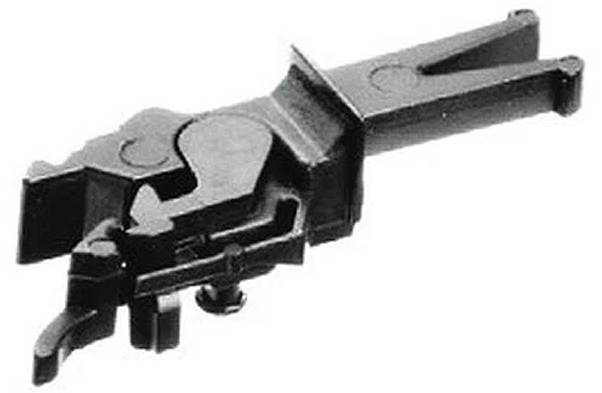 Een zwart metalen hefboomcomponent met complexe mechanische onderdelen, waarschijnlijk deel uitmakend van een grotere machine of apparaat.