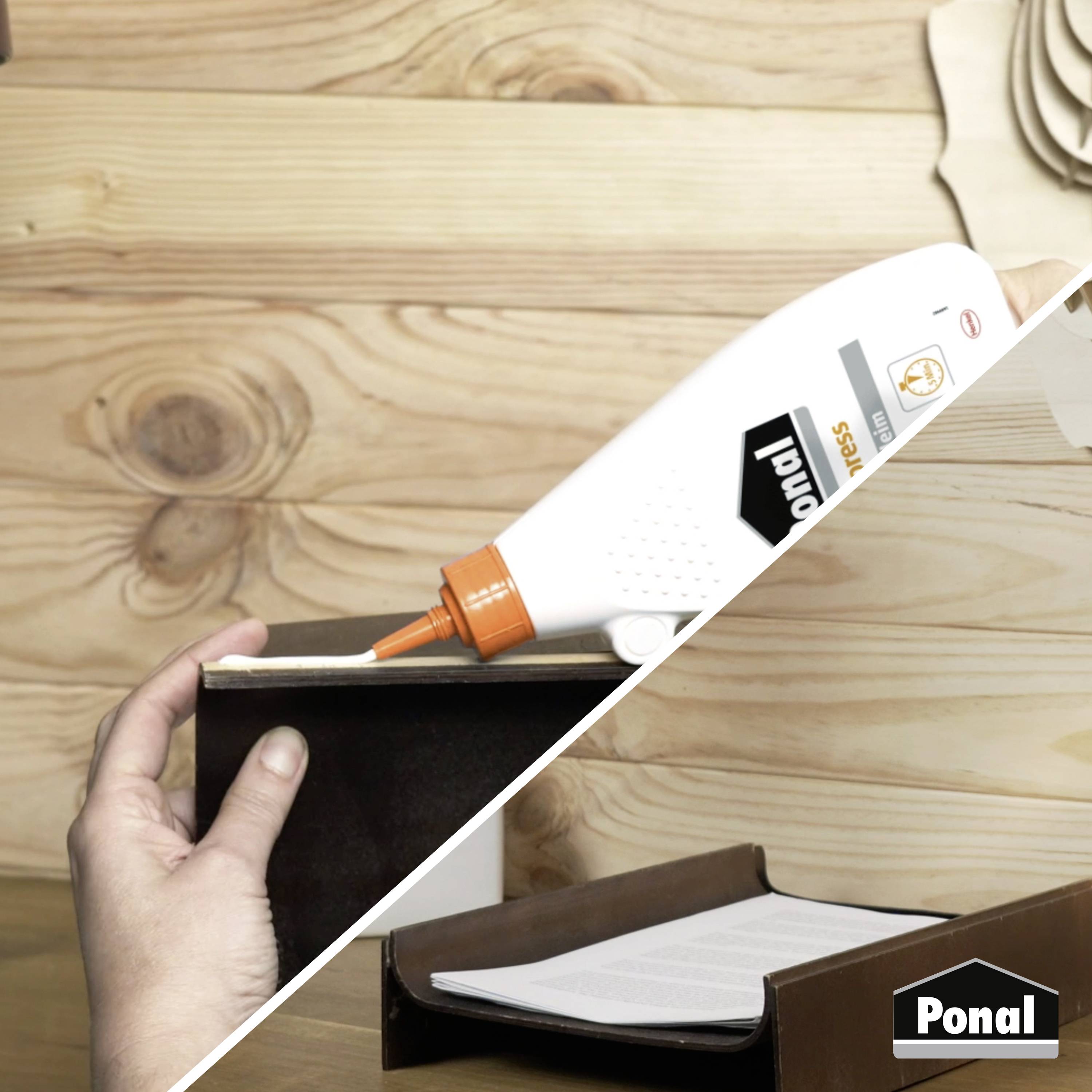 'Een persoon brengt witte lijm aan uit een fles op een stuk hout, gepositioneerd boven een ander houten oppervlak, wat wijst op assemblage of reparatie.'