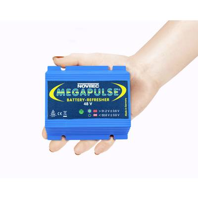 Een hand houdt een blauw apparaat vast met het opschrift 'NOVITEC MEGAPULSE Battery-Refresher 48V', geschikt voor batterijen boven 12 V.