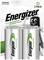 Twee oplaadbare D-batterijen van het merk Energizer 'Recharge Power Plus' in een verpakking met een Energizer-mascotte op de achtergrond.