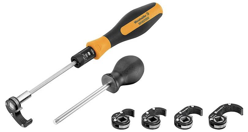 'Set van twee momentschroevendraaiers met verwisselbare doppenvormige koppen in verschillende maten. Oranje-zwarte handgreep, markering op de grotere.'