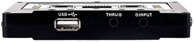 Externe audiocassette met USB-aansluiting en twee audio-ingangen, gemarkeerd als 'Thru' en 'Input'.