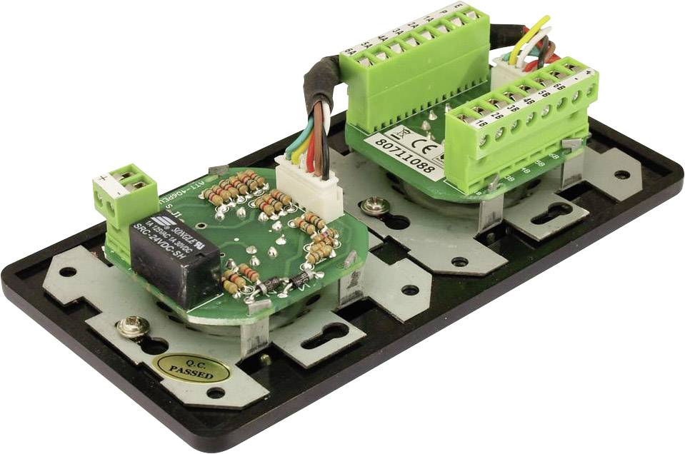 Printplaat met elektronische componenten en bedrading, gemonteerd op een zwarte houder.