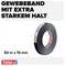'Weefselband met extra stevige grip' in grote letters; Afbeelding van een zwarte plakband. Afmetingen: 50 m x 19 mm. Merk: tesa.