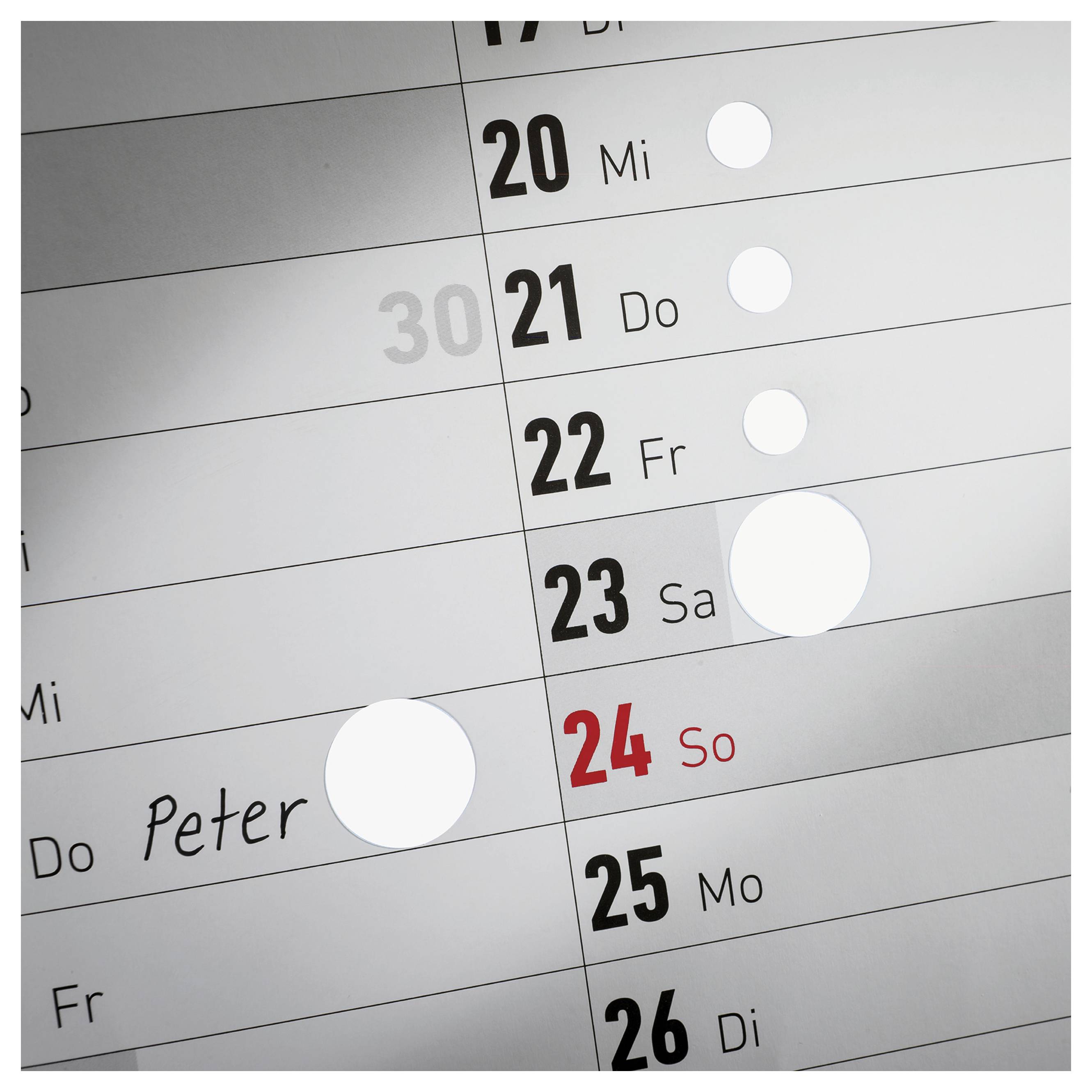 Uitsnede van een wandkalender met de dagen 20 tot 26; de 24e zondag is rood gemarkeerd, en bovendien staat de naam 'Peter' naast een afspraak.