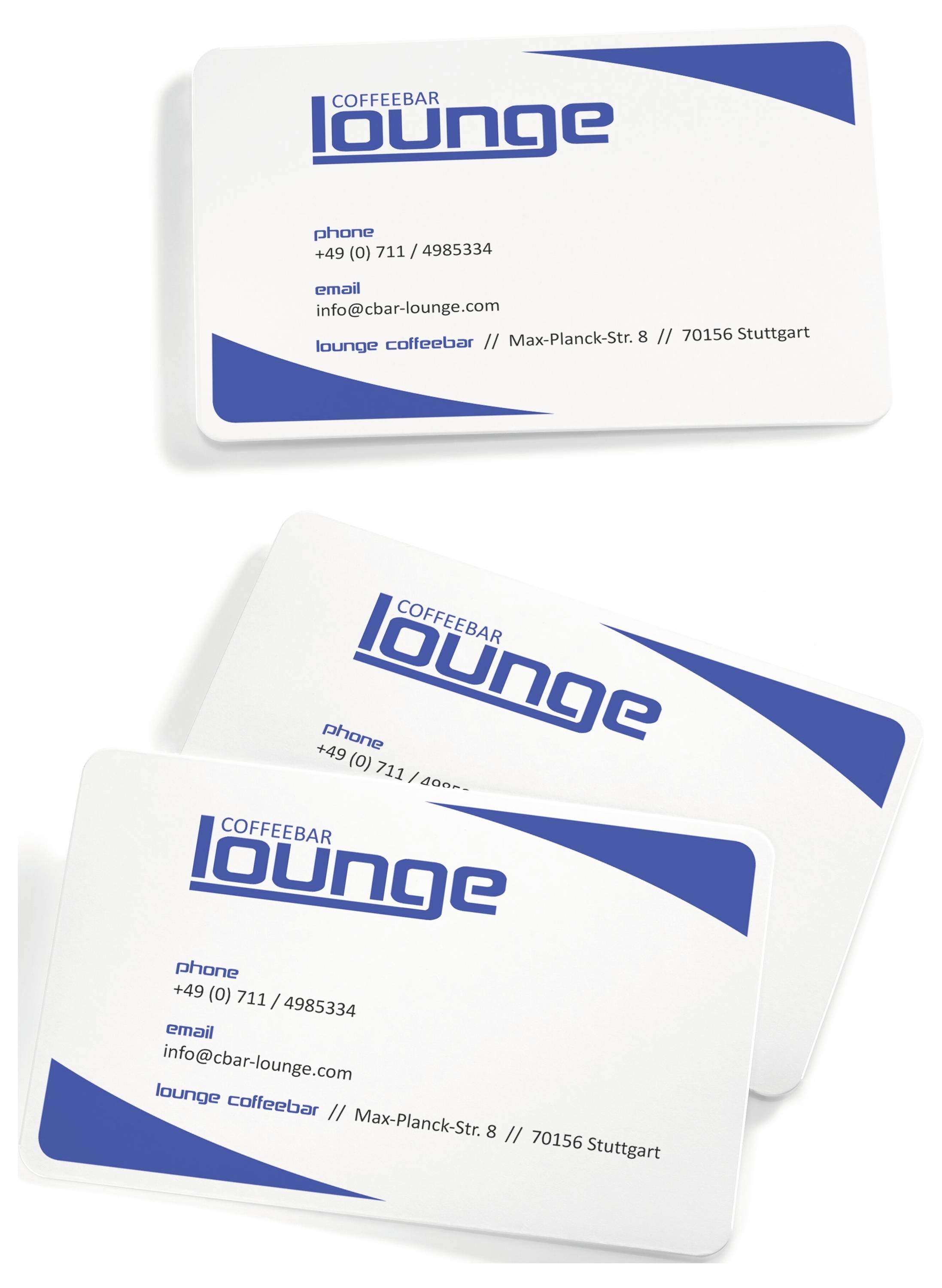 Twee blauw-witte visitekaartjes voor 'COFFEEBAR lounge' met telefoonnummer, e-mailadres en Stuttgart adres, gestapeld op een witte achtergrond.