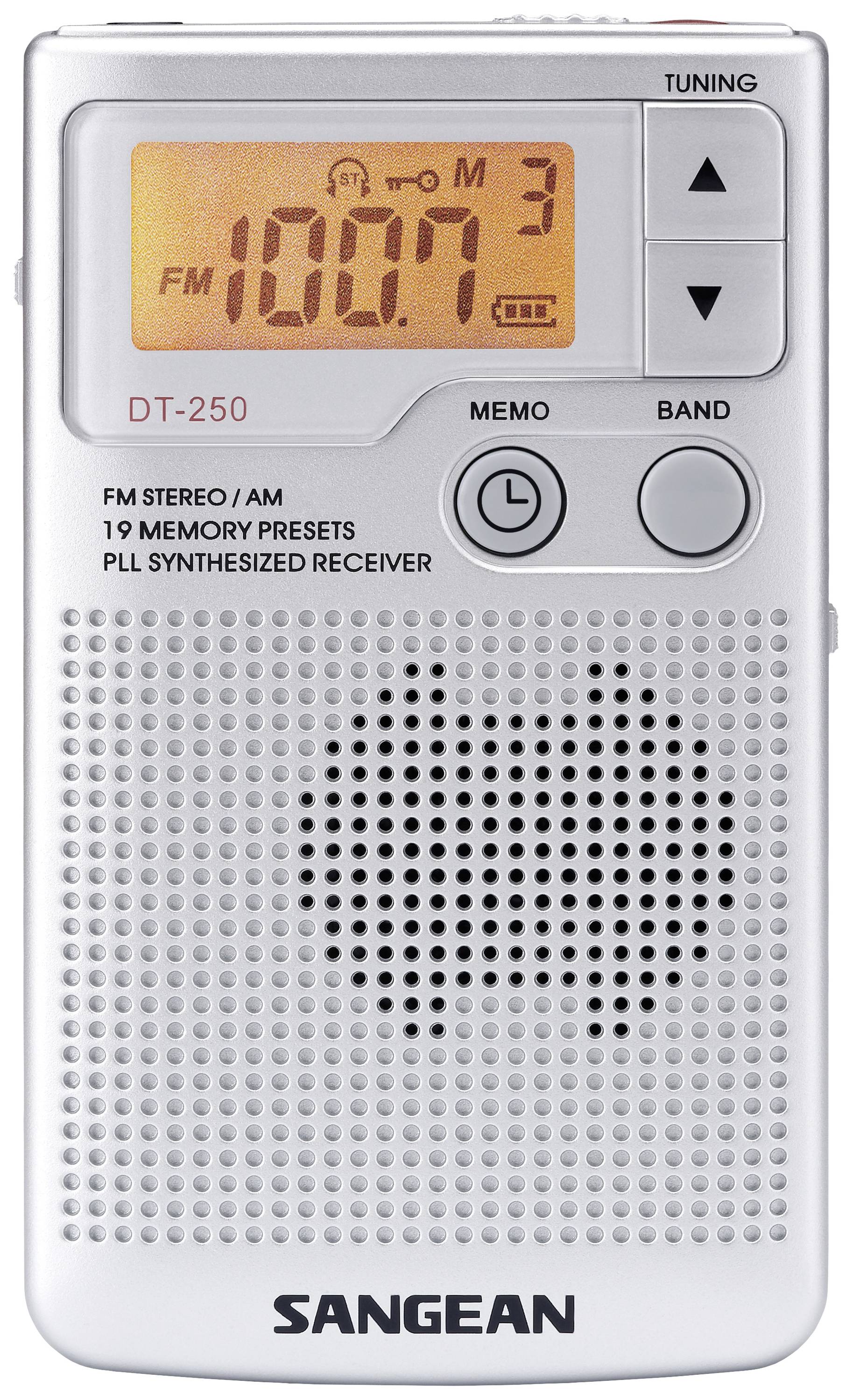 Een draagbare radio met digitaal display toont frequentie 100.7 FM. Het beschikt over knoppen voor afstemming en bandselectie. Merk 'Sangean'.